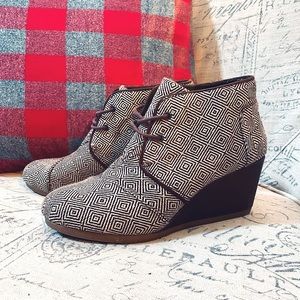Houndstooth wedges, TOMS